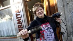 Ermitas Silva posa delante de la peluquer�a de mismo nombre que regenta en San Roque desde 1993. �Este � un sitio de moito paso de xente, � que me encanta saudar�, apunta. �Aqu� ve�en mulleres pero tam�n os seus fillos e netos. Somos unha familia�, subraya con alegr�a