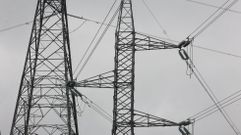 Torretas de alta tensi�n, en foto de archivo