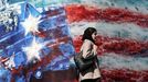 Una mujer ante un mural antiestadounidense en Teher�n.