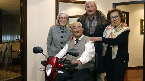 Jos rodeado de su secretaria, su hermano Daniel y su cuada Josefa