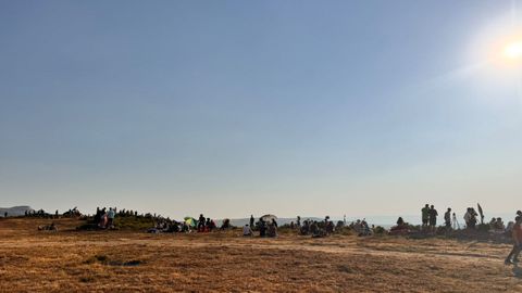 Numerosas personas subieron hasta A Veiga para disfrutar del eclipse