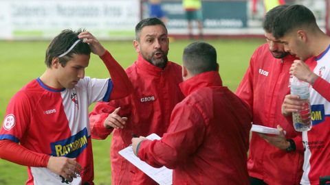 Mchel Alonso, el pasado domingo dando instrucciones a varios de sus jugadores durante el partido en A Lomba con el Racing Vilalbs