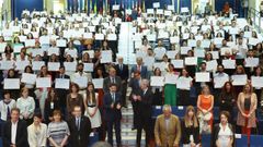 Beneficiarios de las becas para j�venes en el exterior, este viernes con el presidente de la Xunta.