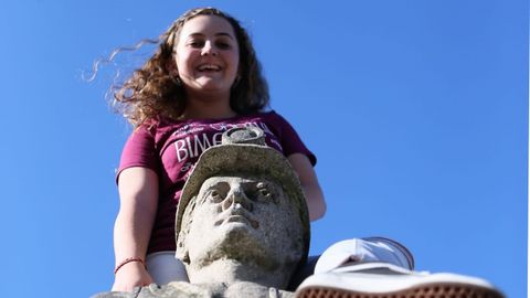 Alicia Villanueva en la estatua del minero en San Juli�n (Bimenes)