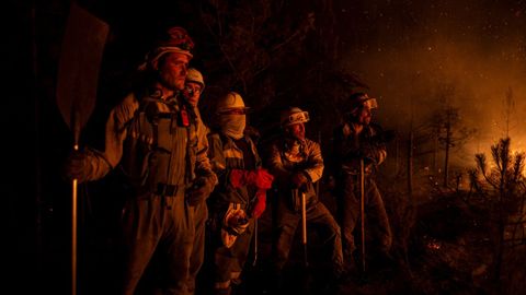 Varios bomberos luchan contra el fuego en León.