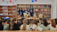 El artesano Xos� Manuel San�n explic� a los escolares de Cenlle y Coles c�mo se construyen las panderetas y la historia de este instrumento.