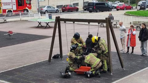 Los bomberos rescatan a una joven que qued� encajada en un columpio para beb�s de un parque infantil de Ourense
