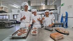 David Lois, Rub�n Villar y Juan Carlos Rodr�guez, alumnos del ciclo medio de FP dual de Coci�a e gastronom�a, que har�n sus pr�cticas de 6 meses en un hotel 