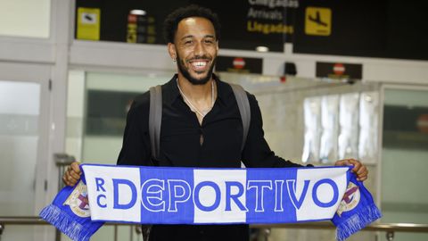 Pierre-Emerick Aubameyang, posando ayer por la ma�ana con la bufanda del D�por tras aterrizar en Alvedro.