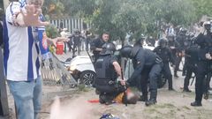 Un grupo de policas asiste a uno de los heridos en el atropello