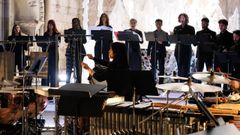 El coro y una de las percusionistas que se encargan de la parte musical de Karst