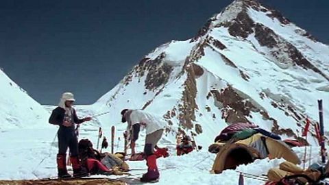 El equipo de 'Al filo de lo imposible', prepar�ndose para ascender el Gasherbrum, uno de los picos del macizo Karak�rum, entre Pakist�n y China