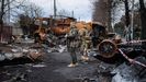 Soldados ucranianos observan los tanques rusos destruidos en Irp�n, a principios de abril.