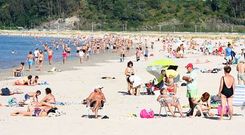 El sol y las altas temperaturas abarrotan estos d�as las playas de la comarca -en la imagen, Covas, en Viveiro- .