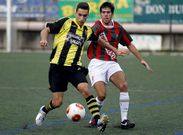 El lateral izquierdo �lex trata de presionar a un futbolista del conjunto local.