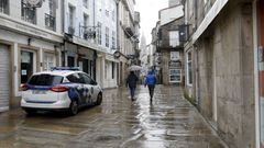 Una patrulla de la Polic�a Local de Santiago vigila el cumplimiento de la normativa covid en la zona monumental de la ciudad