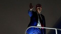 Donald Trum, a punto de entrar al Air Force One para volar a Palm Beach, la pasada noche 
