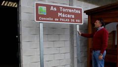 El alcalde de Palas de Rei, Pablo Taboda, observa uno de los carteles de los torrentes de M�cara