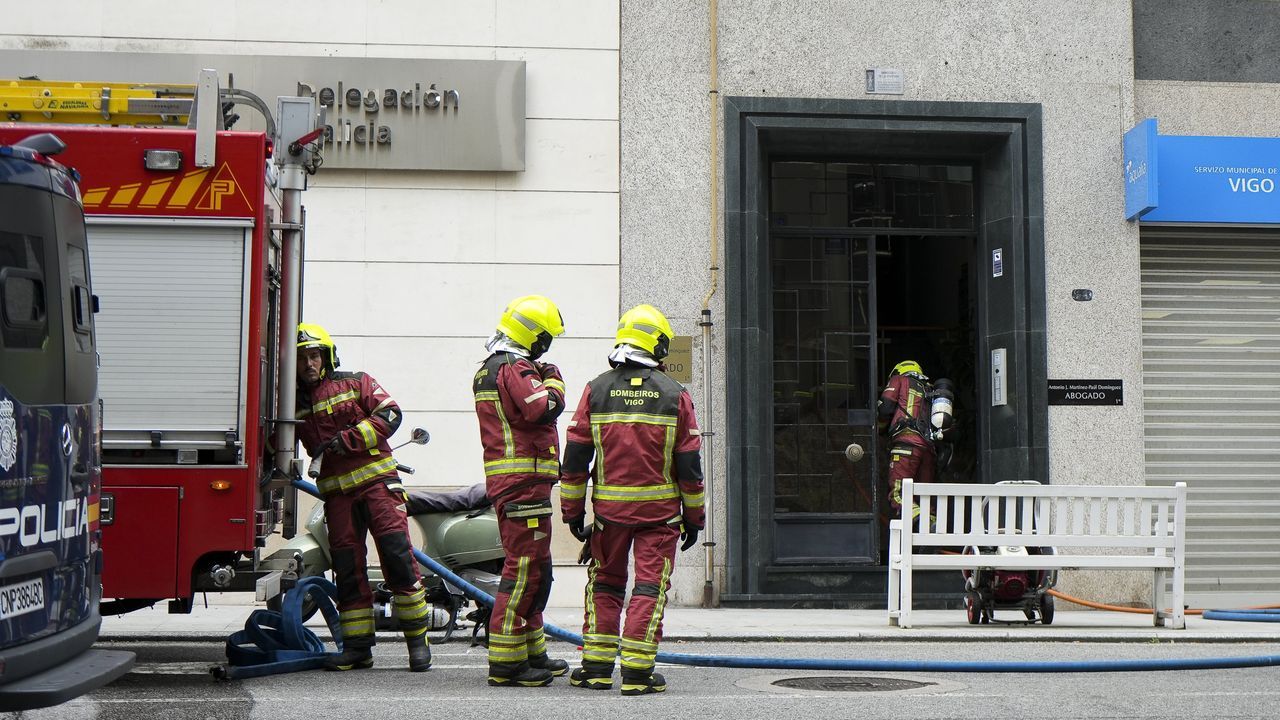 Una mujer de edad avanzada ingresa en estado critico en el hospital por un incendio en su piso del centro de Vigo