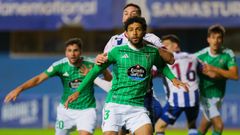 Pujol en un duelo a�reo en la visita del Racing a Avil�s.