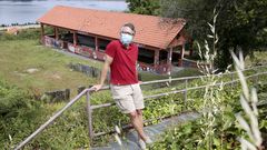 Roberto Taboada, presidente de la AVV de Canido, en la fuente de Insua