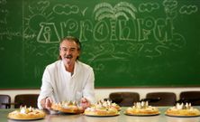 Jos� Manuel Pereira muestra los roscones que ense�a a hacer en la escuela de la asociaci�n provincial de panaderos y pasteleros. 