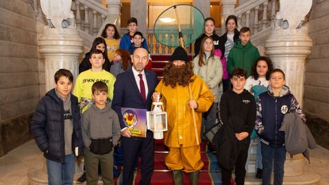 L Anguleru en su visita a la Junta General del Principado de Asturias