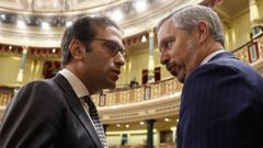 El ministro de Economa, Carlos Cuerpo, con el vicesecretario del ramo del PP, Juan Bravo, en el Congreso de los Diputados.