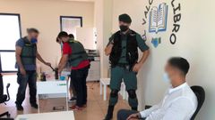 La Guardia Civil ha desmantelado una red criminal que estafaba a personas mayores y con discapacidad por todo el territorio nacional a trav�s de una supuesta empresa de venta de libros y enciclopedias