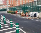 La iluminaci�n est� encendida en el interior del t�nel, mientras escombros de otra obra se acumulan en la salida. 