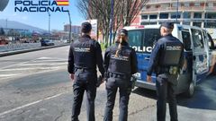 Agentes de la Polic�a Nacional en la zona de As Travesas