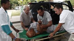 Guillermo Fari�as siendo atendido por profesionales durante su huelga de hambre en el 2010