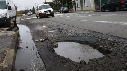 Bache de grandes dimensiones en la carretera de Catabois.