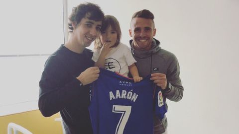 Aar�n ��guez con Borja y el peque�o Enzo