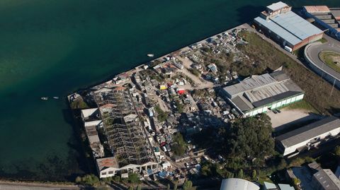 Los ocupantes del asentamiento chabolista �est�n pendientes porque los van a echar�, asegura el delegado en Galicia del Pueblo Gitano. 