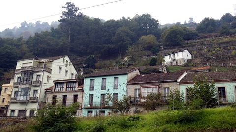 Murales financiados por el consorcio de turismo en casas de Os Peares