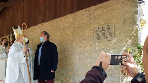 El obispo, Leonardo Lemos, que presidió la misa como estaba previsto, con el sobrino de Manuel Fernández