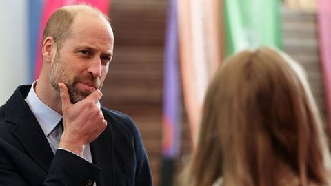 El pr&iacute;ncipe Guillermo durante su visita a una academia este mi&eacute;rcoles