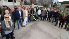 Representantes políticos, empresariales, del tejido asociativo y de las fuerzas del orden de Ribeira se dieron cita en el homenaje a las víctimas del covid, en la plaza de España.