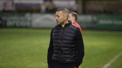 Juanfran Garc�a, dirigiendo desde la banda al equipo carballi��s