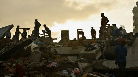 Rescatadores y ciudadanos trabajan juntos en las tareas de b�squeda de supervivientes en La Guaira.