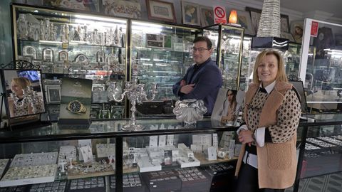 Miguel Lado y su mujer, Rosa Pi�eiro, regentan desde hace a�os la joyer�a Lado en A Pobra