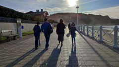 Una familia paseando por la playa de Salinas, en Castrill�n.