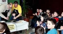 VIMIANZO.  Los ni�os de Vimianzo disfrutaron con el taller de elaboraci�n de postres de carnaval, en el que incluso el alcalde puso mostrar sus dotes culinarias. Su actuaci�n incluso fue aplaudida por los m�s j�venes vecinos del municipio.