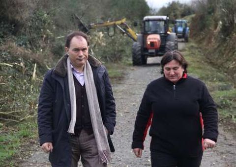 Crespo y Sara Fernndez visitaron los desbroces ayer en la zona.