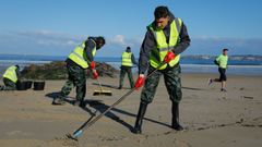 Operarios de la Xunta limpiando la playa de Bastiagueiro (Oleiros) este jueves