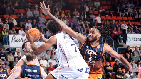 Felipe dos Anjos trata de sacar el bal�n ante la defensa de Javonte Brown