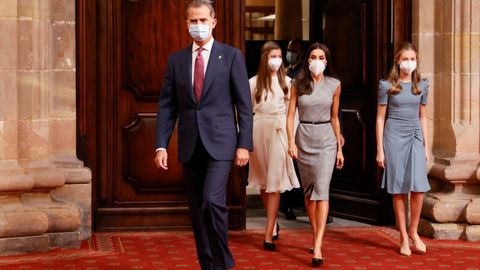 Los Reyes, Leonor y Sofa, a su llegada a la audiencia mantenida con lso galardonados con las medallas de Asturias