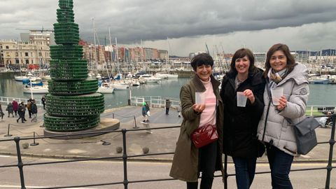 Ana Mara Prez, Elena Gonzlez y Oliva Garca, de Valladolid, posan en Cimadevilla