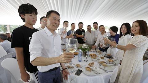 Chen Shengli disfrutaron de mesa propia y brindaron con albariño en el Xantar de Cambados.